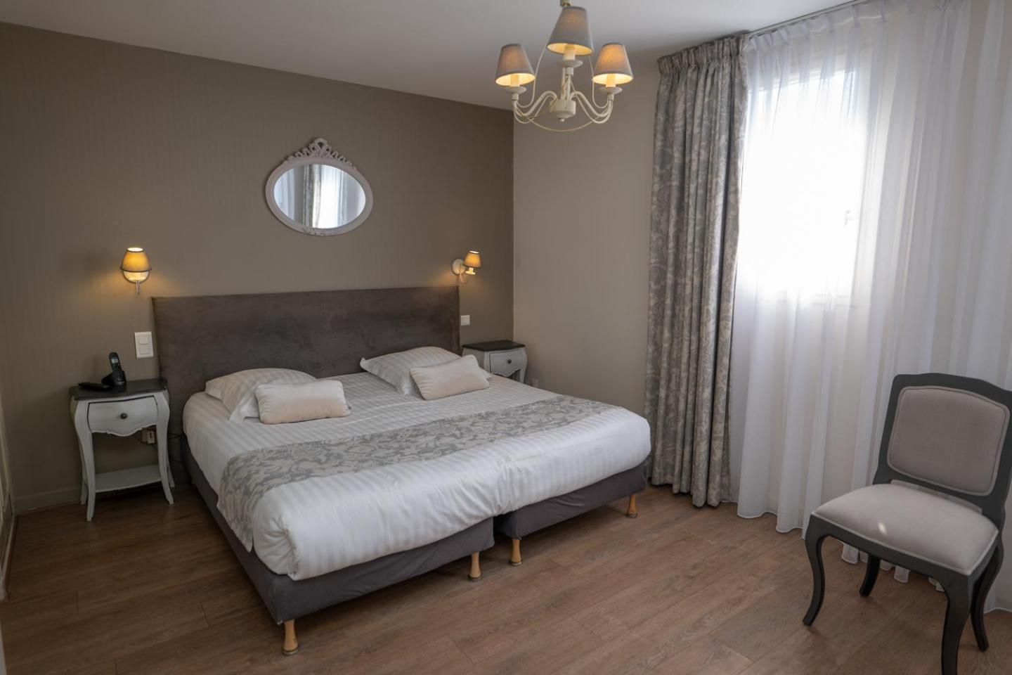 Logis Hotel La Croix Du Sud Le Tour-du-Parc Exteriér fotografie