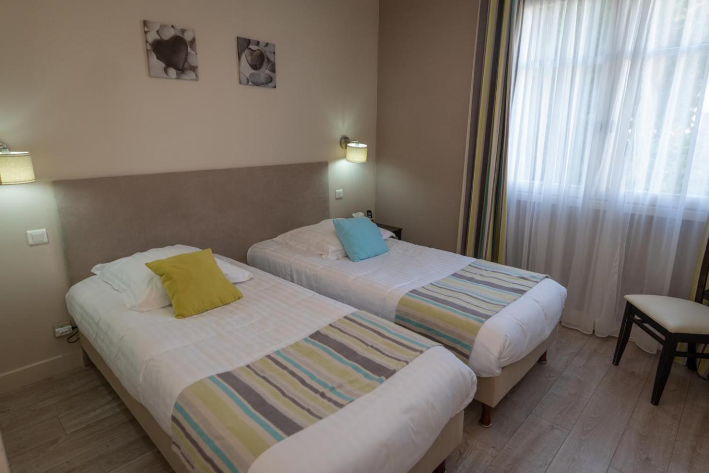 Logis Hotel La Croix Du Sud Le Tour-du-Parc Exteriér fotografie
