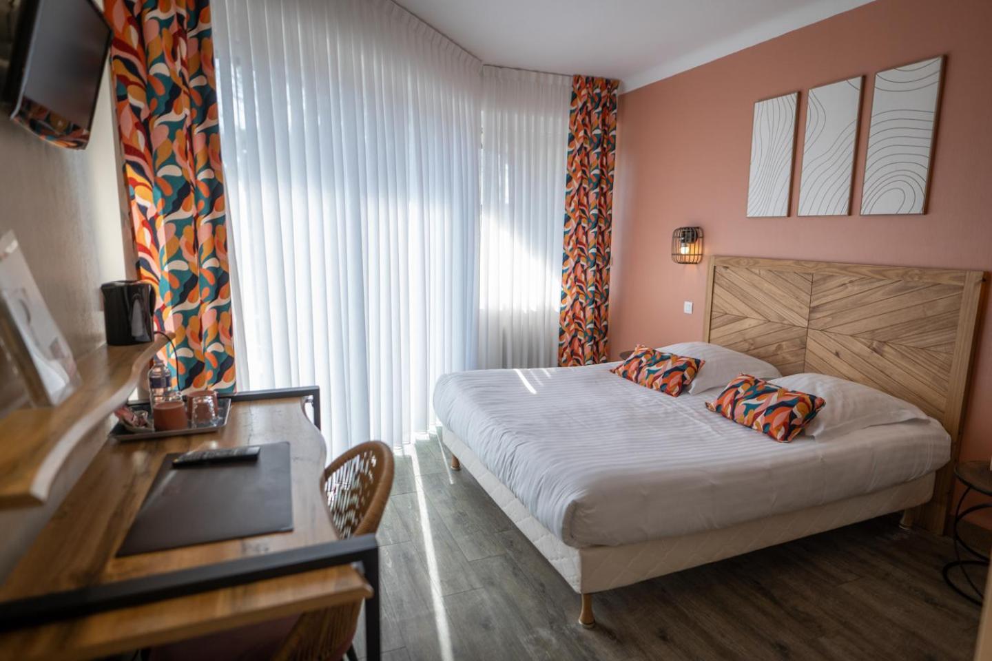 Logis Hotel La Croix Du Sud Le Tour-du-Parc Exteriér fotografie