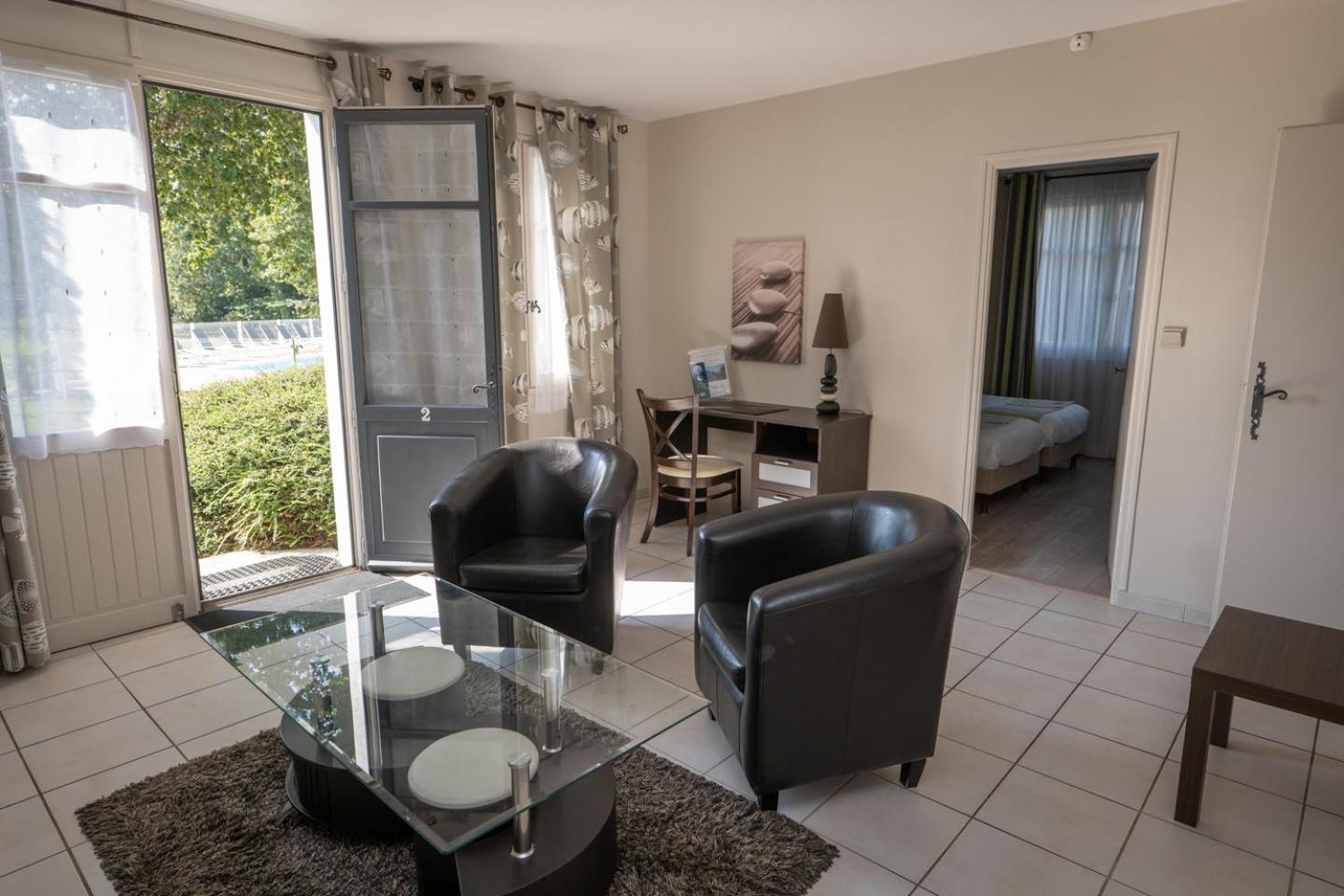 Logis Hotel La Croix Du Sud Le Tour-du-Parc Exteriér fotografie