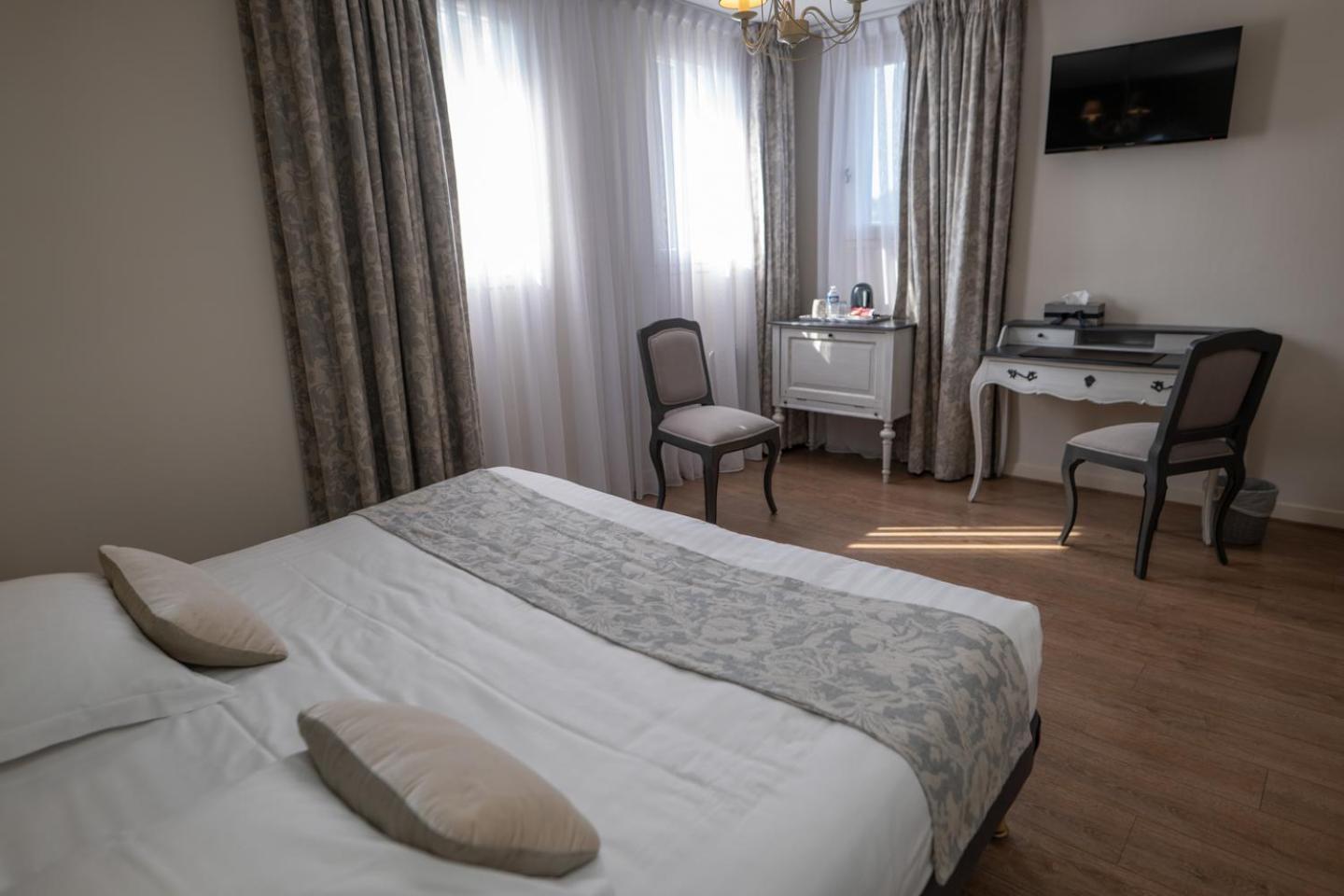 Logis Hotel La Croix Du Sud Le Tour-du-Parc Exteriér fotografie