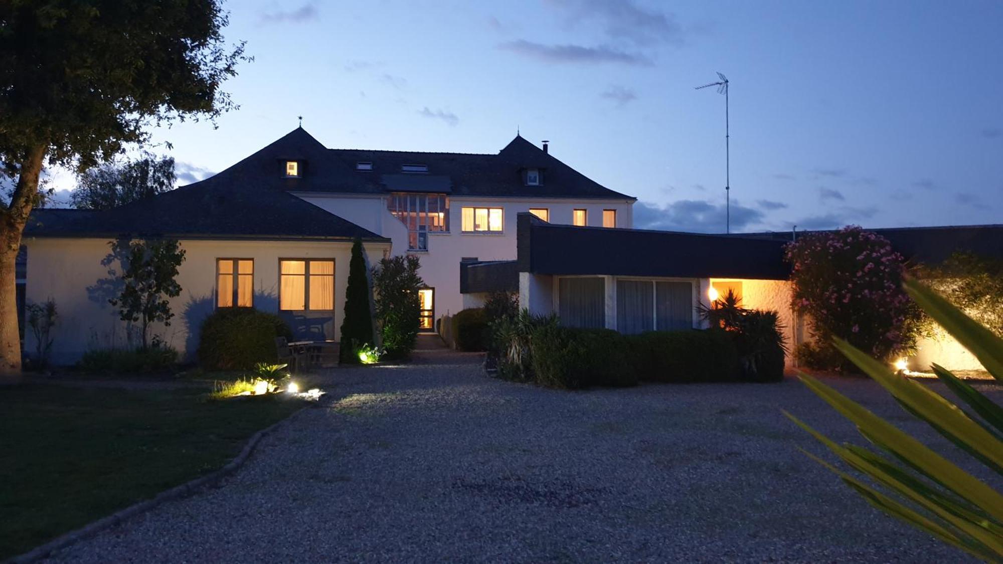 Logis Hotel La Croix Du Sud Le Tour-du-Parc Exteriér fotografie