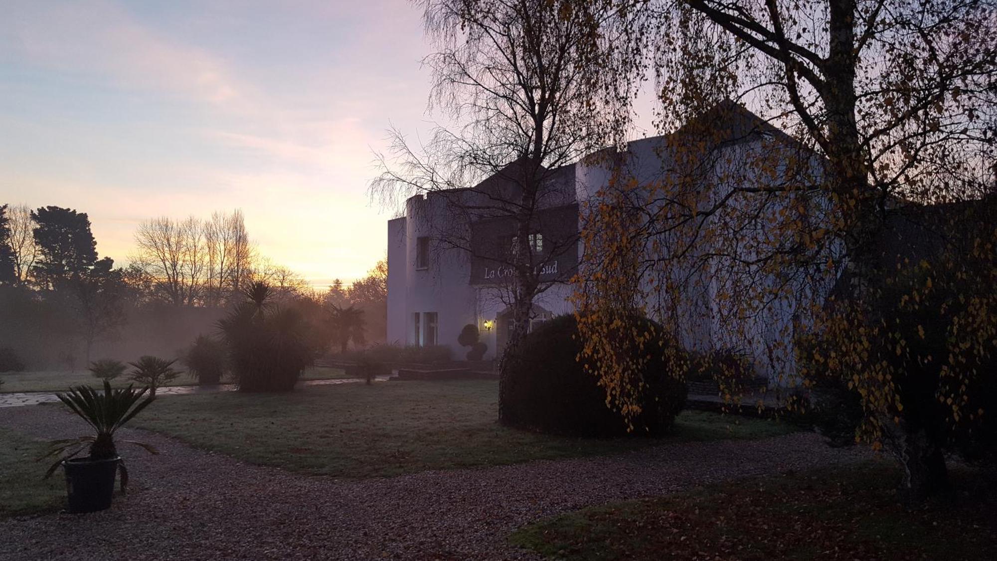 Logis Hotel La Croix Du Sud Le Tour-du-Parc Exteriér fotografie