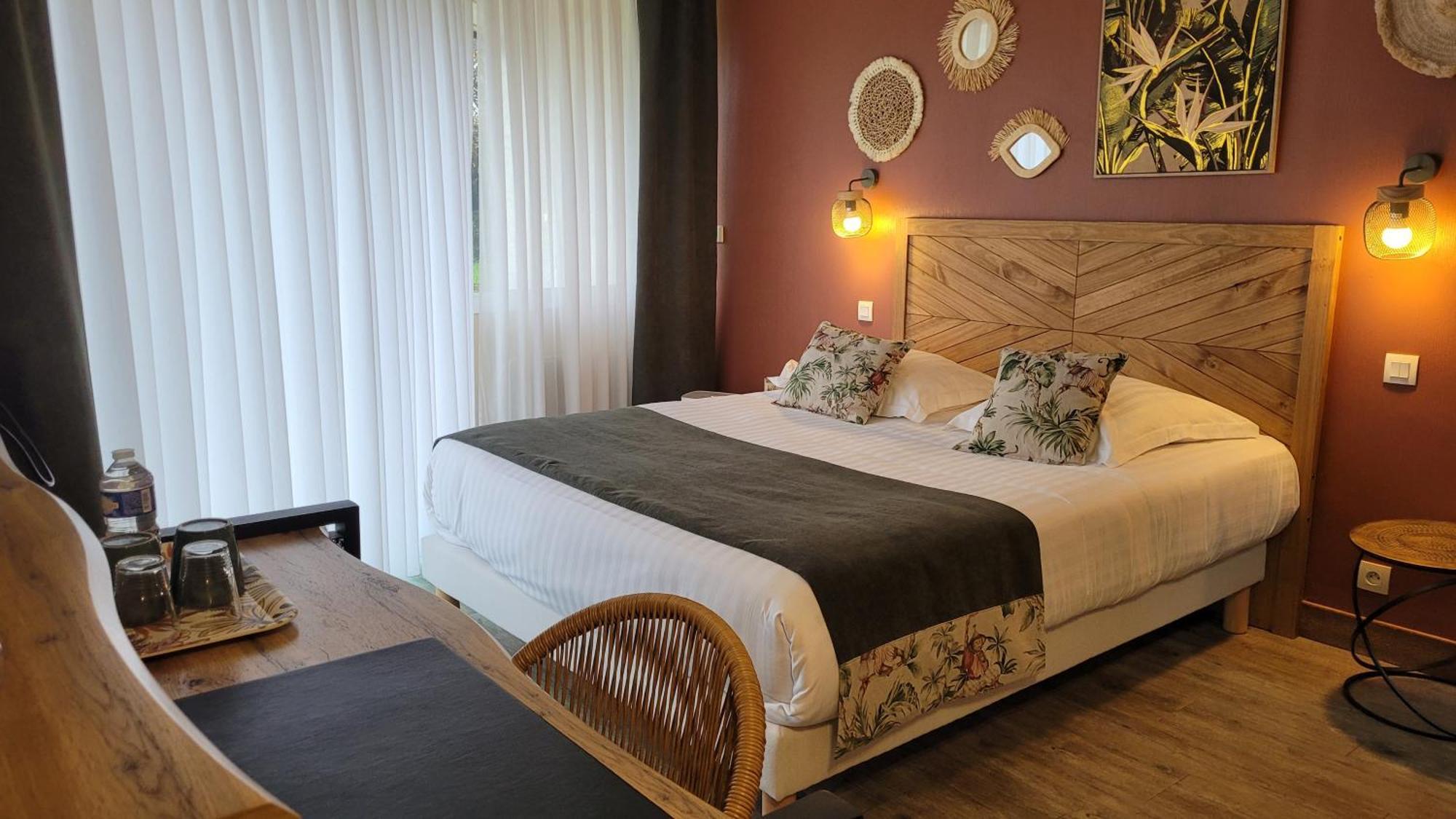 Logis Hotel La Croix Du Sud Le Tour-du-Parc Exteriér fotografie